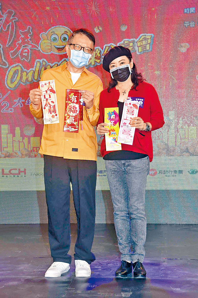 叶家宝和谢宁一起录影新春节目。