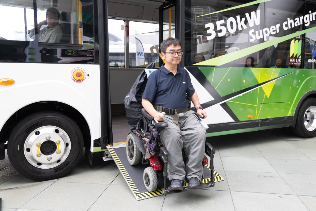 車輛採用低地台設計,方便老人家、學童及行動不便人士上落。 車輛採用低地台設計,方便老人家、學童及行動不便人士上落。