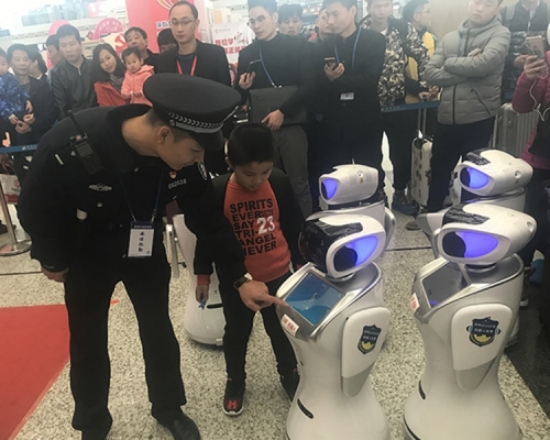 群眾試用機械人警察。網圖