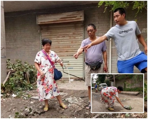 村民指出肇事的地點。