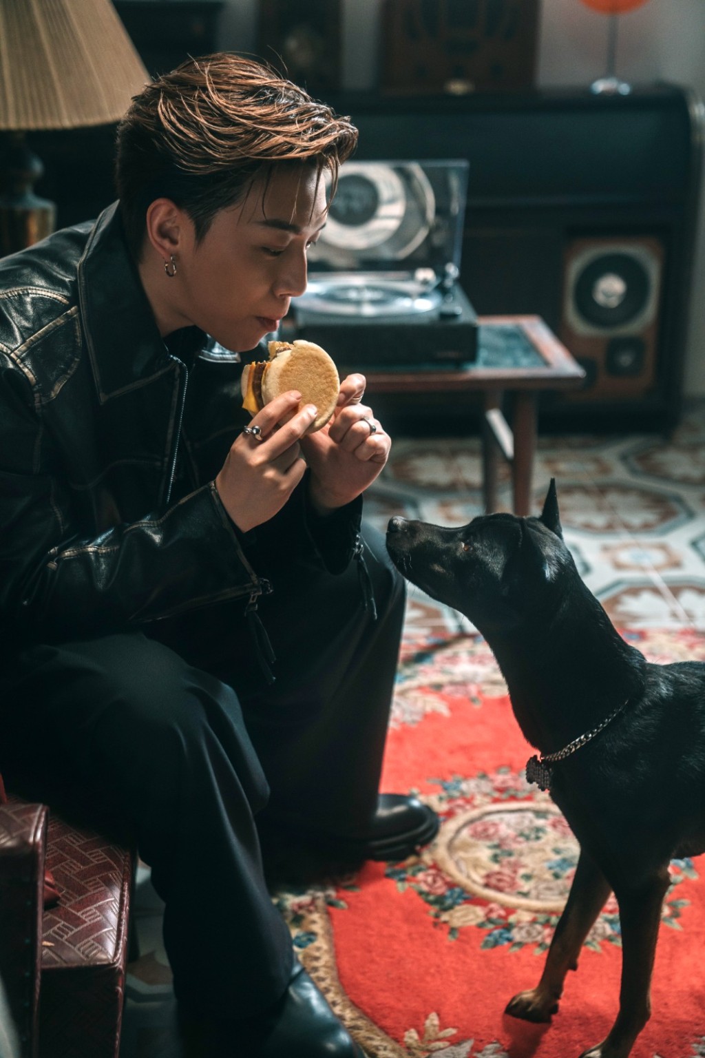 MC張天賦孖愛犬「豬柳蛋」拍廣告。 MC張天賦孖愛犬「豬柳蛋」拍廣告。