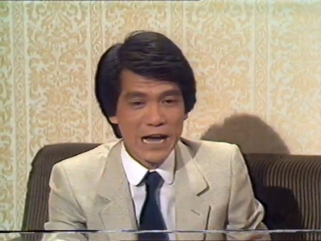 何守信在70年代加入TVB，多年来主持过不少大骚节目而被誉为“金牌司仪”。