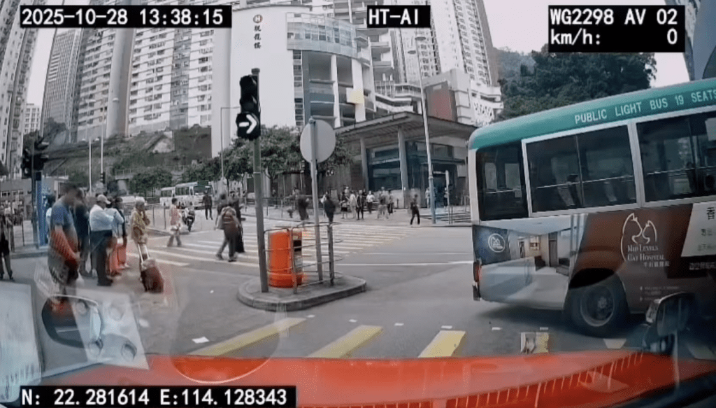 事故馬上引來途人圍觀。 事故馬上引來途人圍觀。