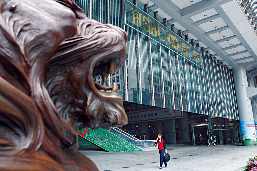 滙豐指，全新客戶透過手機開戶，可享三個月額外最高2厘的港元儲蓄存款年利率。