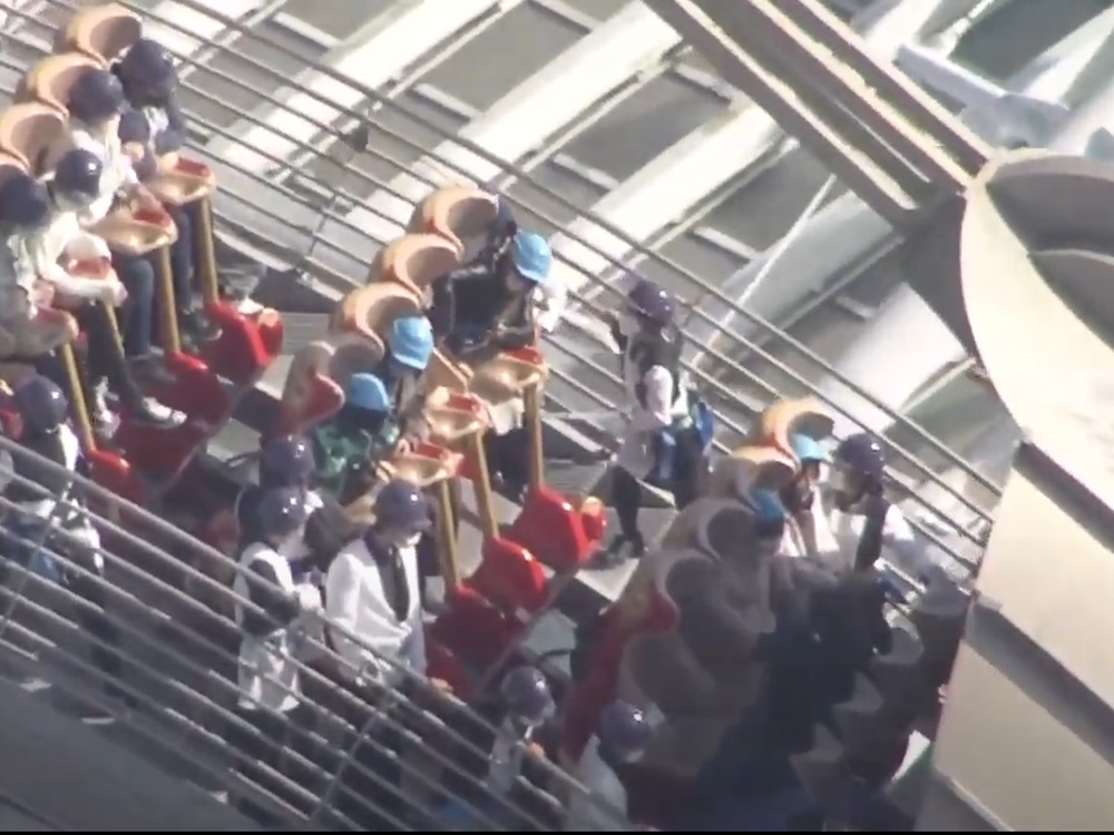 遊客逐一經路軌旁樓梯離開。網上影片截圖