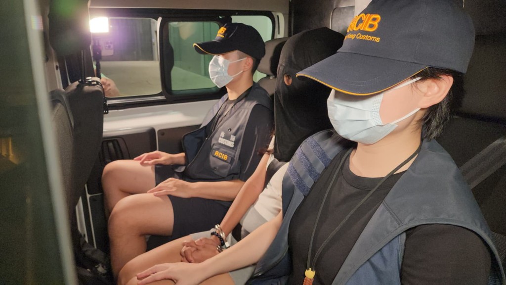 海關油麻地搗破流動私煙售賣攤檔 拘捕5人 檢逾7.5萬元貨。黎志偉攝
