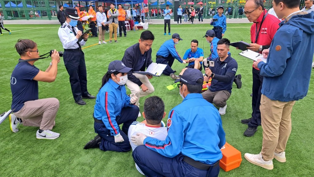 消防及救護青年團回顧兩個多月間活動,當中包括在「港島防災應急準備日 2024」參與青少年急救比賽中。消防處facebook截圖