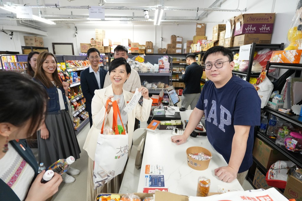 她還提到負責人「煒仔」非常主動與街坊打交道,了解不同街坊的故事,更會在店內「夾band」,由青年到長者都有不少老友。何永賢FB圖片 她還提到負責人「煒仔」非常主動與街坊打交道,了解不同街坊的故事,更會在店內「夾band」,由青年到長者都有不少老友。何永賢FB圖片