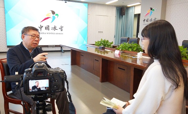 倪会忠在冬奥会期间接受记者采访。