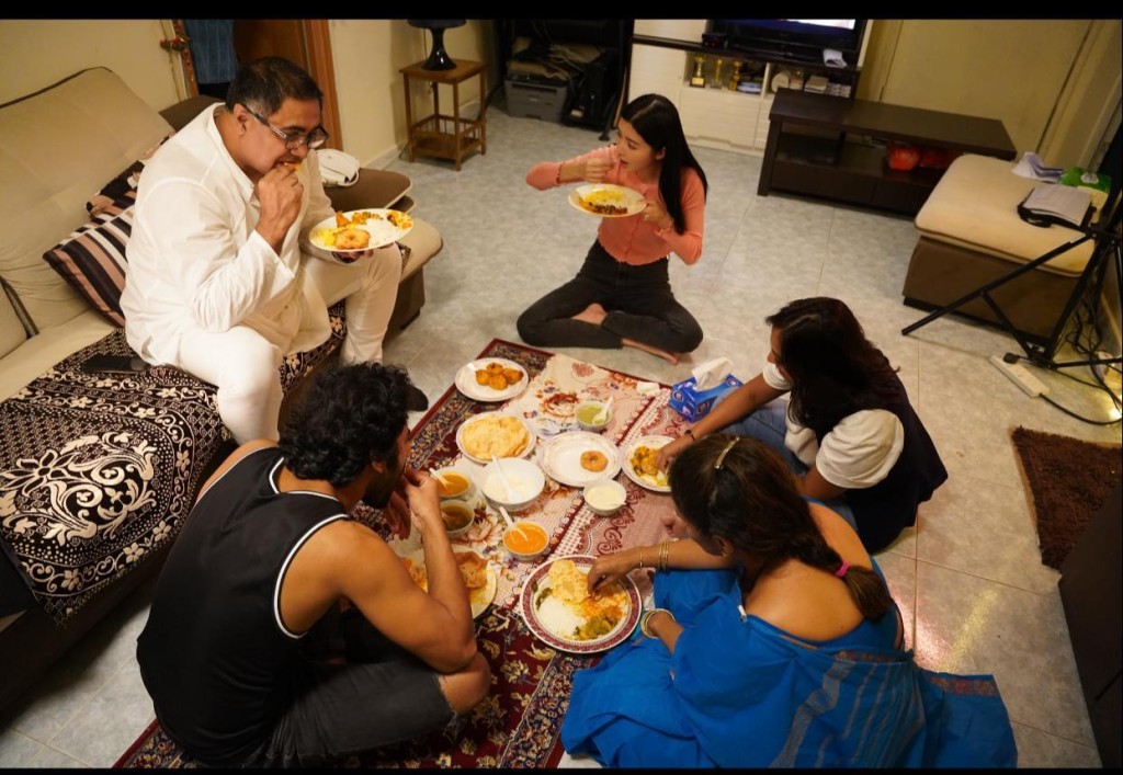 片中加入南印度家庭色彩,喬寶寶、陳欣妍等要用手拎飯食。