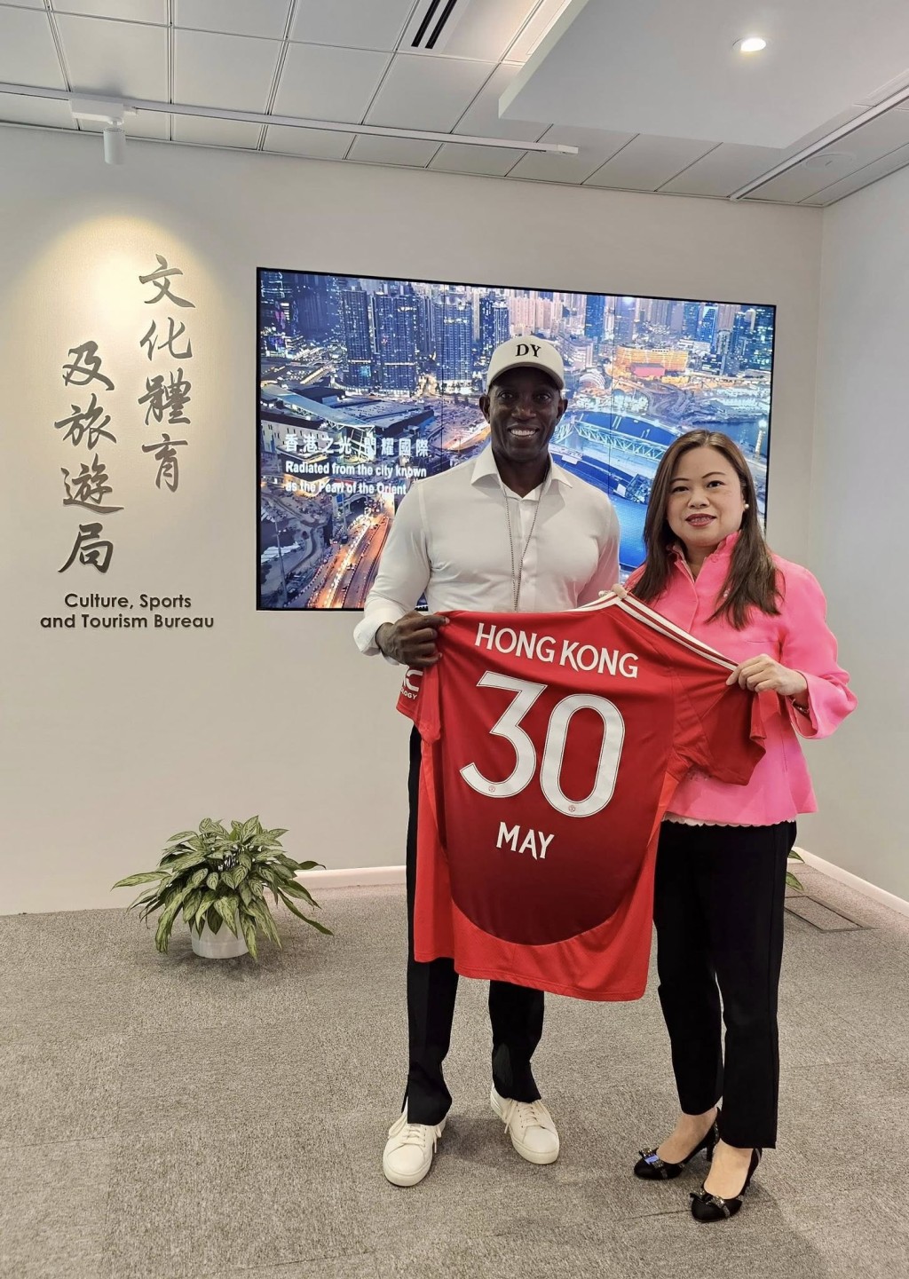 羅淑佩與約基一齊手執一件印有「Hong Kong」及比賽日期5月30日的曼聯球衣的合照。羅淑佩fb 羅淑佩與約基一齊手執一件印有「Hong Kong」及比賽日期5月30日的曼聯球衣的合照。羅淑佩fb