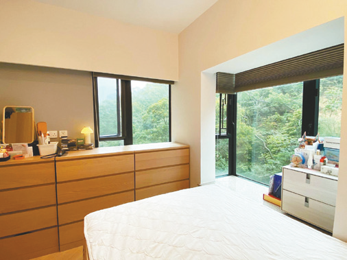 圖中睡房備有兩扇開闊窗戶及窗台，住戶可善用窗台空間，擺放雜物。