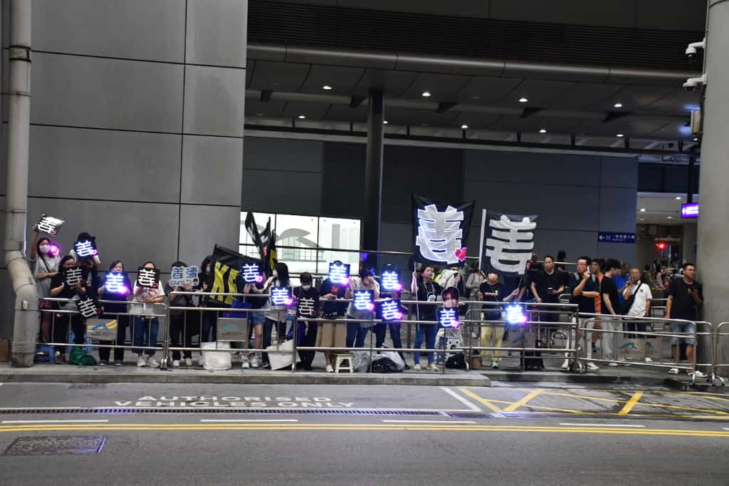 4子從泰國返港,吸引了大批粉絲到機場接機。 4子從泰國返港,吸引了大批粉絲到機場接機。