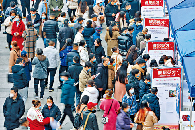 數據顯示，6月份16至24歲的中國青年失業率21.3%，連續第三個月錄得新高。