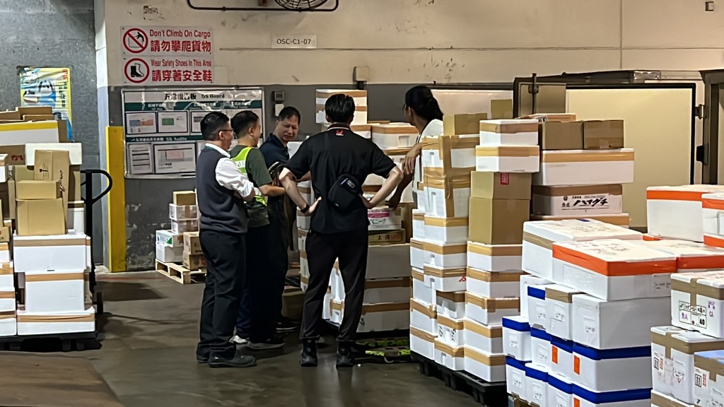 现场所见，货场摆放了大量来自日本的水产发泡胶箱，正等候检测。