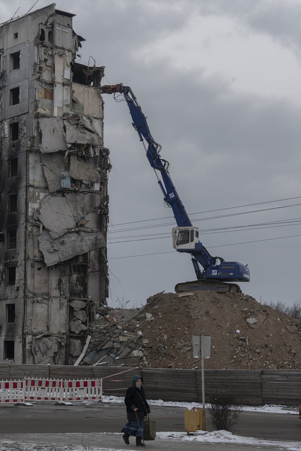 基輔當局拆除一幢在襲擊中損毀的大廈。 。AP