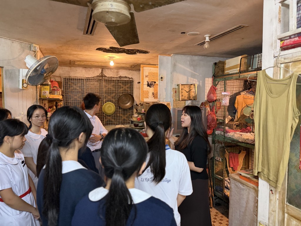 粉嶺東華三院李嘉誠中學早前安排修讀地理科的高中生參觀市區更新探知館,有學生稱參觀後令她感到較課本所學更加立體。 粉嶺東華三院李嘉誠中學早前安排修讀地理科的高中生參觀市區更新探知館,有學生稱參觀後令她感到較課本所學更加立體。