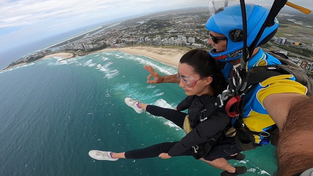 陈法拉在澳洲黄金海岸跳降伞，玩得好开心。