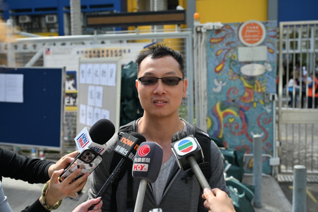 前往補領證件的劉先生表示，昨晚太太登記資料後，今天中午便可以一次過補領證件。