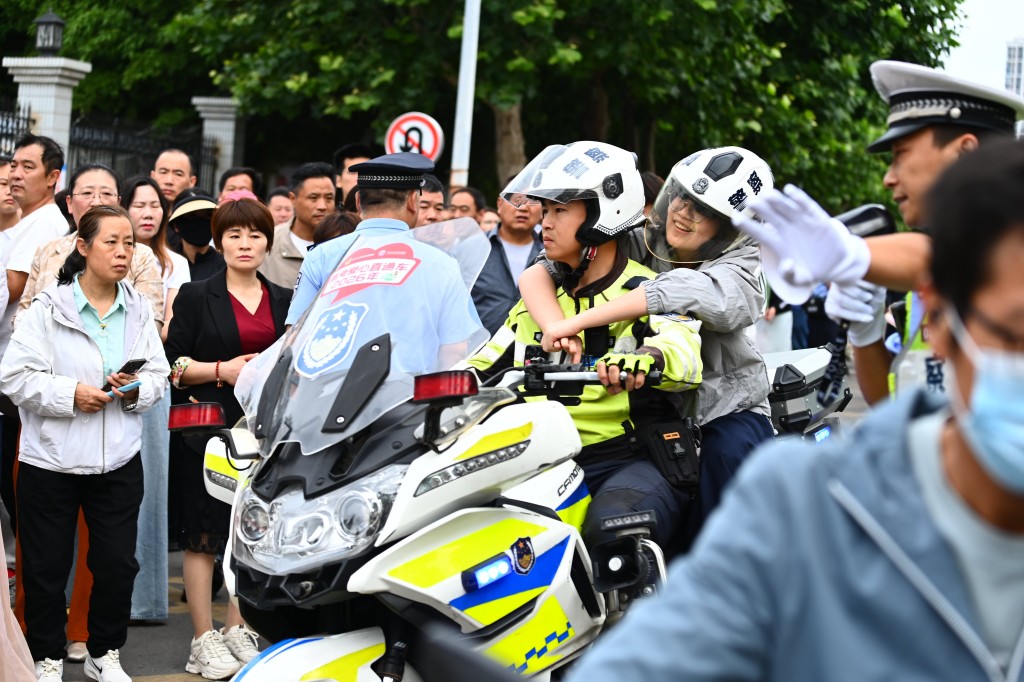 山東交警接載忘記帶身份證考生回家拿文件。新華社