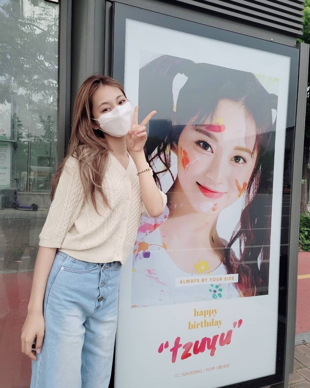 子瑜擺晒V字手勢好可愛。
