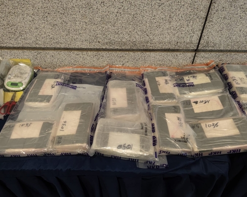 警方共檢獲40磚懷疑海卡因。梁國峰攝