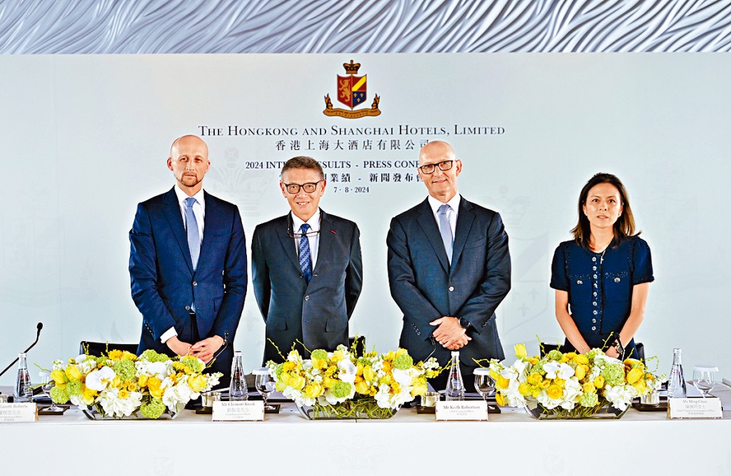 郭敬文(左二)表示,大酒店第2季表現遜色,主因目前本港仍缺乏國際等長途旅客,認為有關狀況難以立即解決。