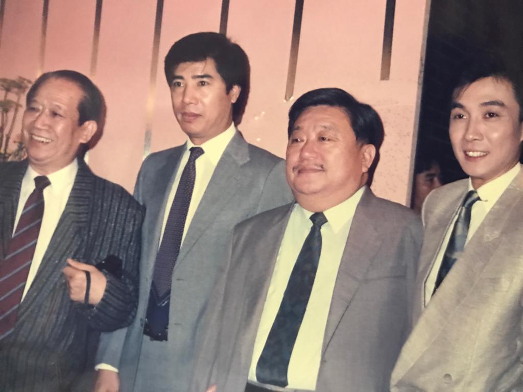 朱江少有地出席拍檔汪明荃入行廿周年的活動,與陳有后(左一)王天林(右二)、松哥合照。