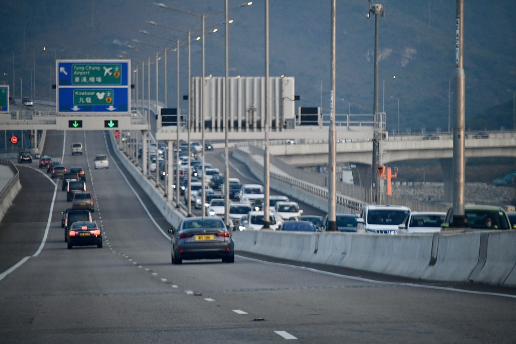 陈恒镔屯赤隧道管外回旋处一带路段的潜在交通问题不能不忧。资料图片
