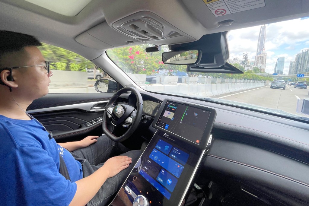 深圳元戎启行科技有限公司一辆自动驾驶车辆在安全员的监察下，以时速约60公里在福田的公路上行驶。政府新闻处