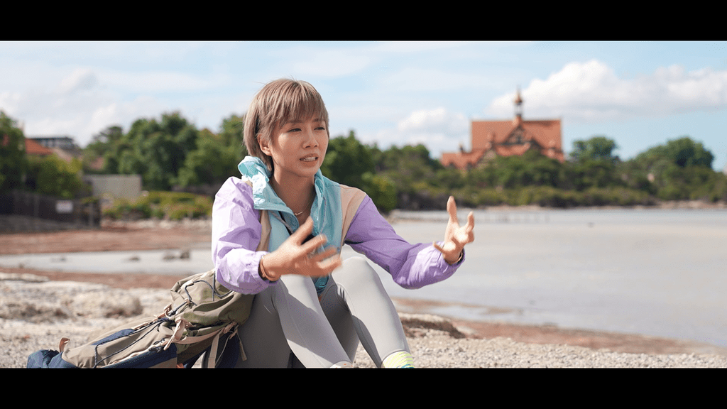 当一行人来到一个石堆阵纪念碑，胡美贻就感性表示，以手上石头代表亡父在心中的份量，眼湿湿地说︰「我摆最大嚿喺度，因为我觉得父亲好重要。」