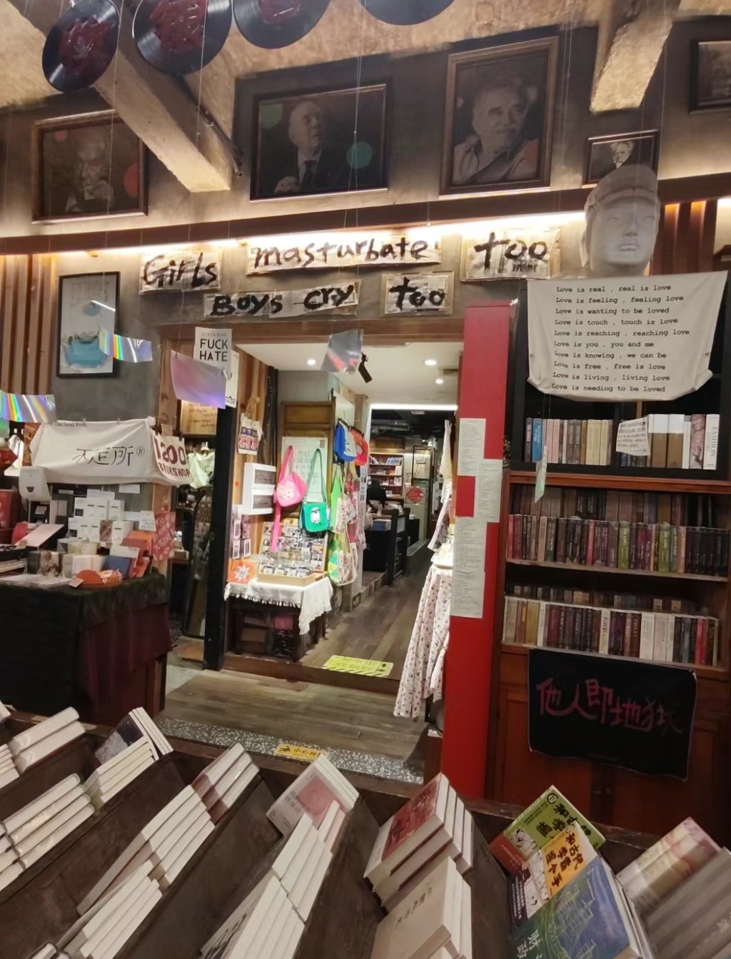 广州旅游2024｜6. 1200bookshop　空间运用可谓物尽其用，见缝插针式陈列书籍。（图片来源：小红书）