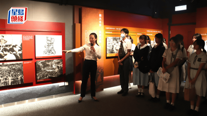 學生參加「抗日戰爭勝利80周年專題展覽」導賞。(圖片來源:教育局)