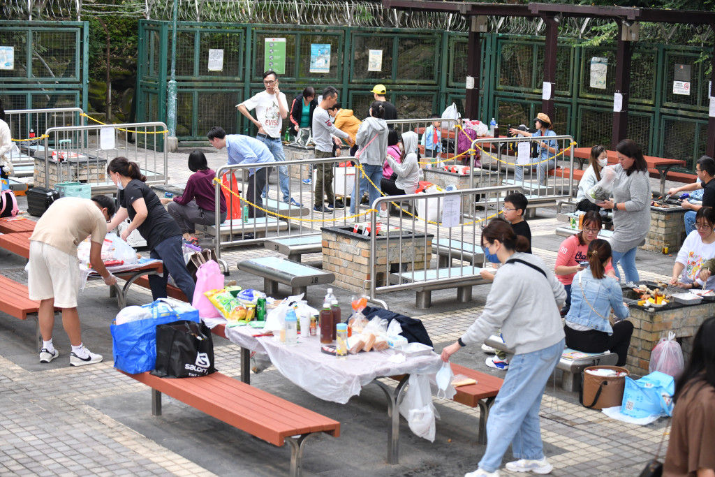 狮子山郊野公园有多名市民带备食物到场烧烤。卢江球摄