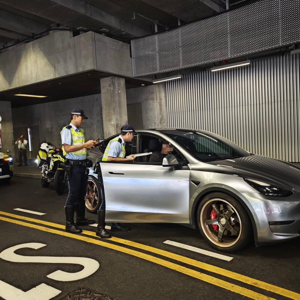 警方已扣查涉案車輛作進一步檢驗。 警方已扣查涉案車輛作進一步檢驗。