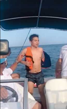 何猷亨曾跟馮盈盈出海。 何猷亨曾跟馮盈盈出海。