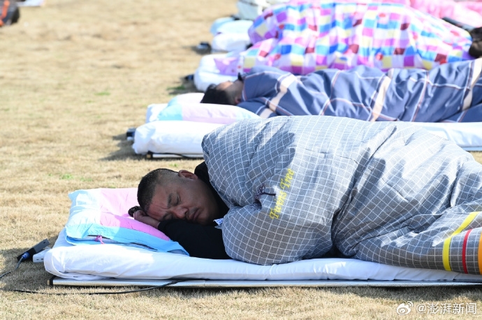 世界睡眠日，上海舉行睡覺比賽。 澎湃新聞