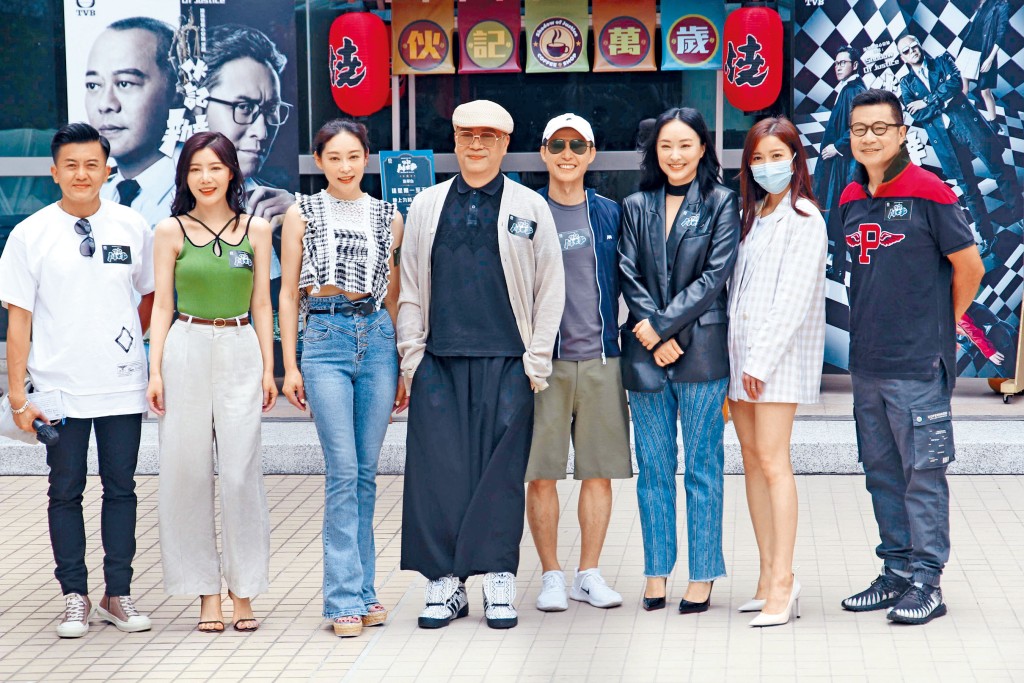 《伙记办大事》一众演员都作清凉打扮，唯独Bobby和陈滢仿佛仍停留在冬季的时空