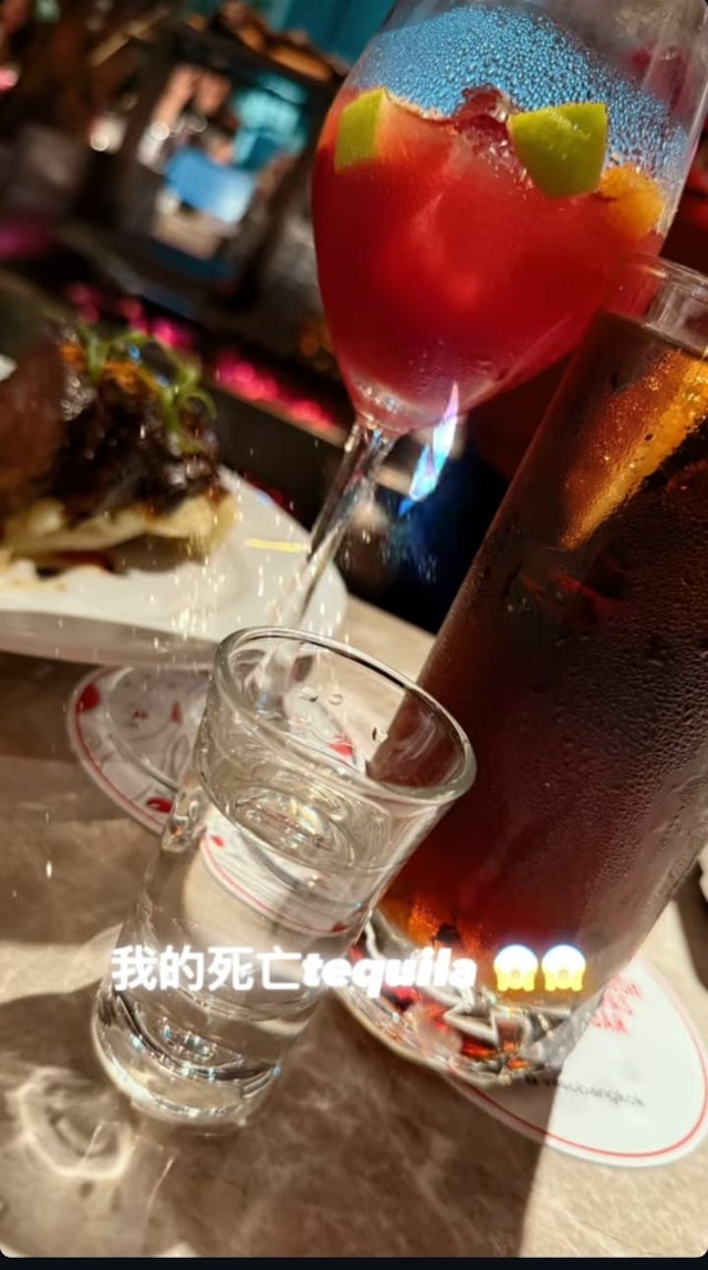 最近,李彩華在IG的限時動態中貼出在酒中暢飲的照片。 最近,李彩華在IG的限時動態中貼出在酒中暢飲的照片。