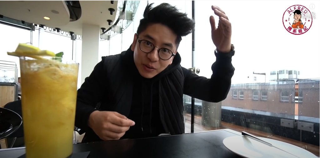 Alfred笑做FoodBlogger真的不容易,又要拍食物又要顧及形象。