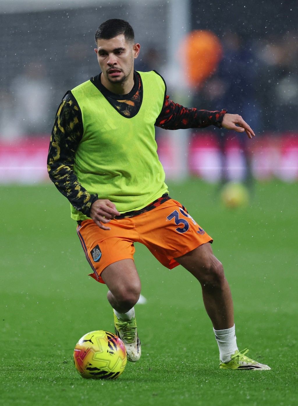 曼联视般奴古马雷斯为主要转会目标。路透社