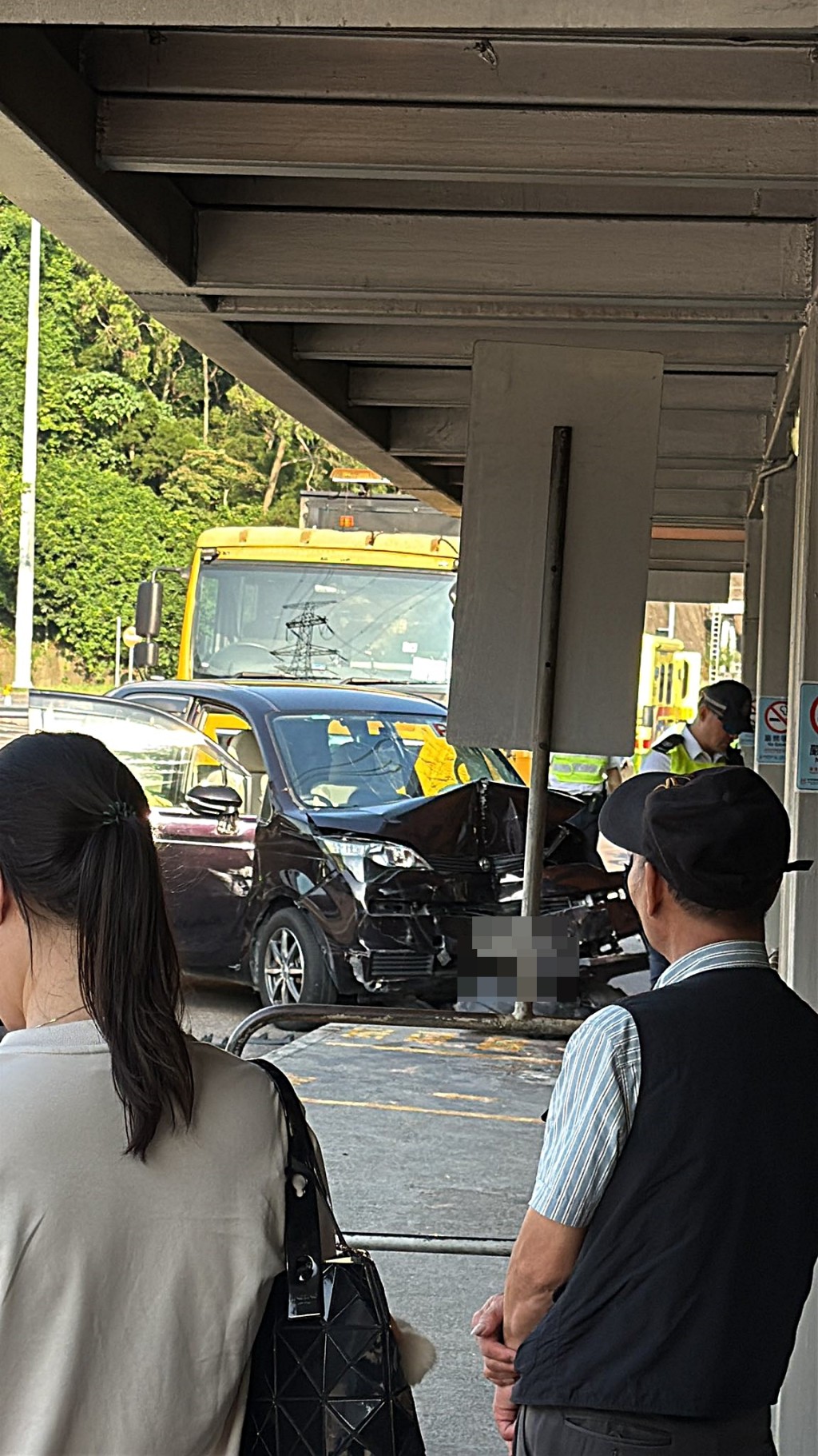 肇事私家車車頭嚴重損毀。fb：香港交通車cam影片