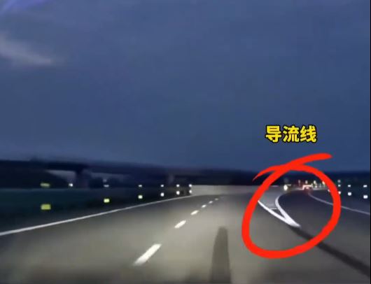 河北石家莊有高速公路標示錯誤，有司機險直撞隔離牆造成傷亡。杭州網