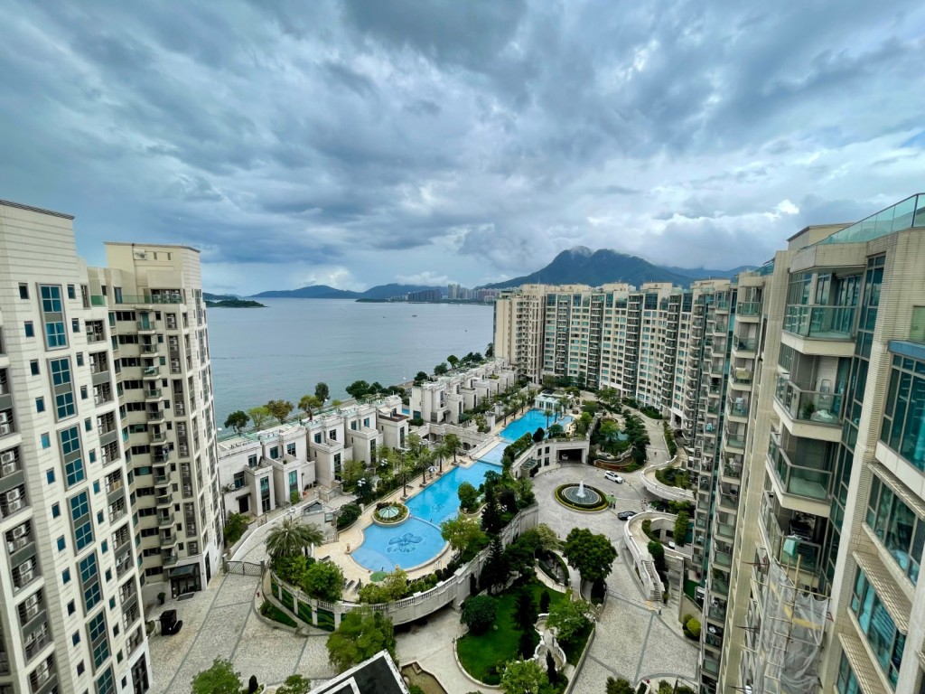 天台可盡覽內園泳池，遠見藍藍海景。