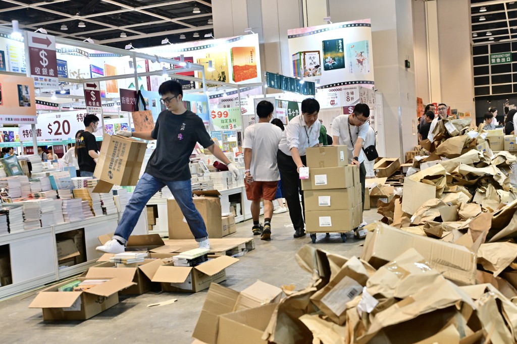 參展商為書展開鑼作準備。陳極彰攝