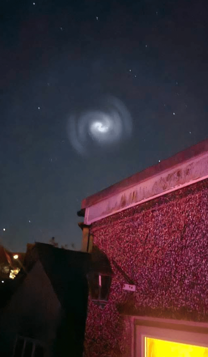 英國多個地區民眾周一晚間驚見一個神秘的藍白色螺旋光團在夜空中旋轉漂浮,引起網上熱議。X@TDT_Pod 英國多個地區民眾周一晚間驚見一個神秘的藍白色螺旋光團在夜空中旋轉漂浮,引起網上熱議。X@TDT_Pod