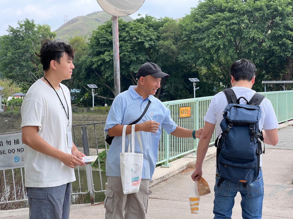 漁護署人員於上水梧桐河派發宣傳品。政府新聞處 漁護署人員於上水梧桐河派發宣傳品。政府新聞處
