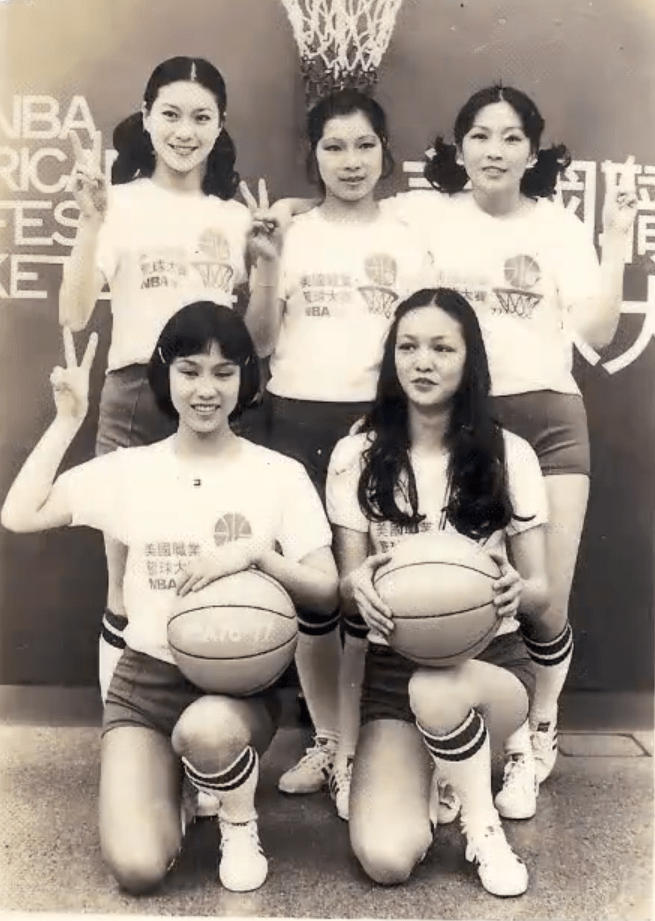 1978年佳视停播后，陈钰眉（后中）转战电影圈拍过《大毛见小毛》、《猛龙福星》、《有著数》等。