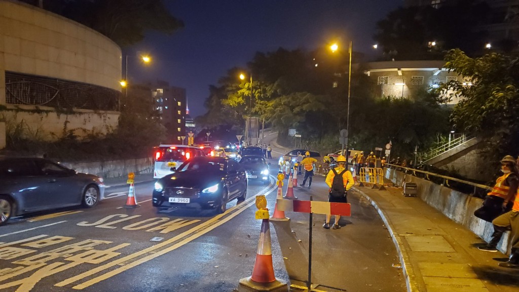 入夜后靠外一条线继续封闭，维持单线双程行车。徐裕民摄