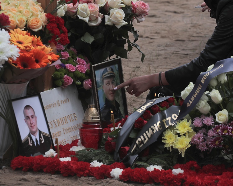 丧礼完成后市民纷前往悼念。AP 